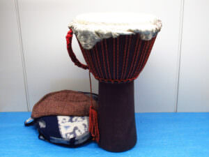 民族楽器 ジャンベ 太鼓 ギニア 打楽器 パーカッション 毛皮 毛付き セセ 付き 高さ約62cm 打面約33cm 雑貨 楽器 7000