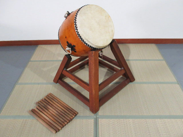 長胴太鼓 打面約40cm バチ12本 台座付き Thumbnail