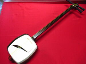 津軽三味線 太棹 正寸 紅木 丸打胴 刻印なし 糸巻き 東サワリ 和楽器 弦楽器 ソフトケース付き 管理7KJ0927K-A12