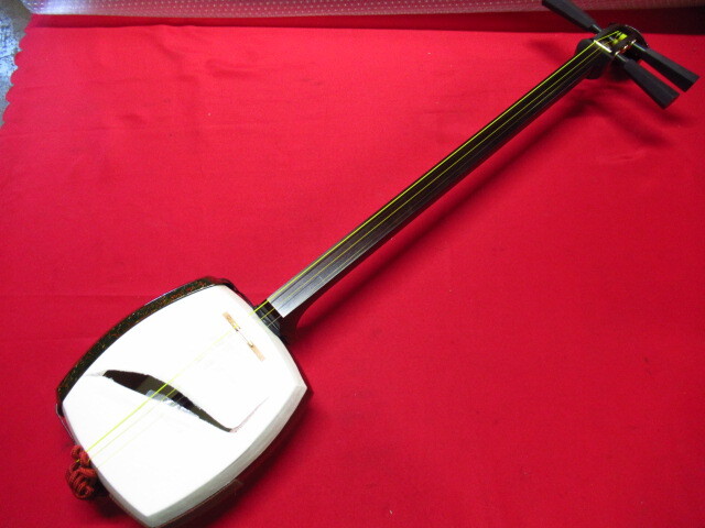 津軽三味線 太棹 正寸 紅木 丸打胴 刻印なし 糸巻き 東サワリ 和楽器 弦楽器 ソフトケース付き 管理7KJ0927K-A12 Thumbnail