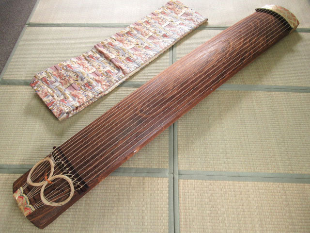 琴 十三弦 13弦 綾杉彫り 玉縁包み 柏葉 くり甲 カバー付き 和楽器 弦楽器 筝 Thumbnail