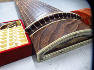 琴 13弦 綾杉彫り 柏葉 蒔絵 琴柱 ケース付き