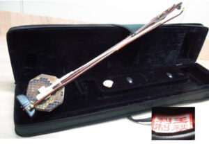 現状品 破損箇所あり 二胡 北京式二胡 紫檀 在銘 王秋利制 本革 蛇皮 中国 民族楽器 弦楽器