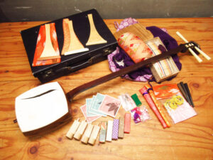 破れあり 三味線 長唄 全長約99㎝ 正寸 花梨？ 18K メッキ 金細 綾杉胴 山サワリ 1本溝 ケース 撥×3