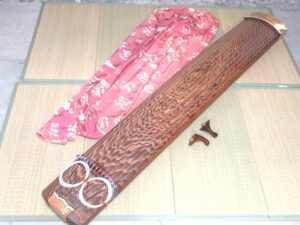 琴 13弦 蒔絵 子持ち綾杉彫り くり甲 猫足